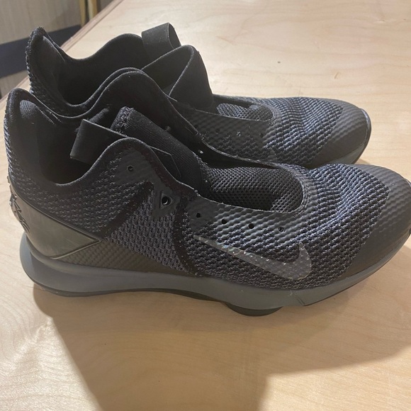 NIKE Sneakers size 9.5 (Needs Shoe Strings) (KU) - Picture 12 of 16